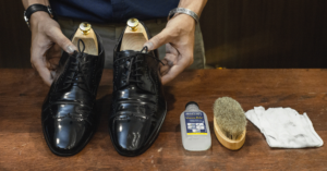 วิธีดูแลรองเท้าหนังแก้ว (HOW TO CARE PATENT LEATHER ) 12